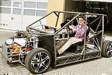 Torben Stolte, wissenschaftlicher Mitarbeiter am Institut für Regelungstechnik, am Steuer des MOBILE-Forschungsfahrzeugs. Foto: TU-Braunschweig/ Auto-Reporter.NET